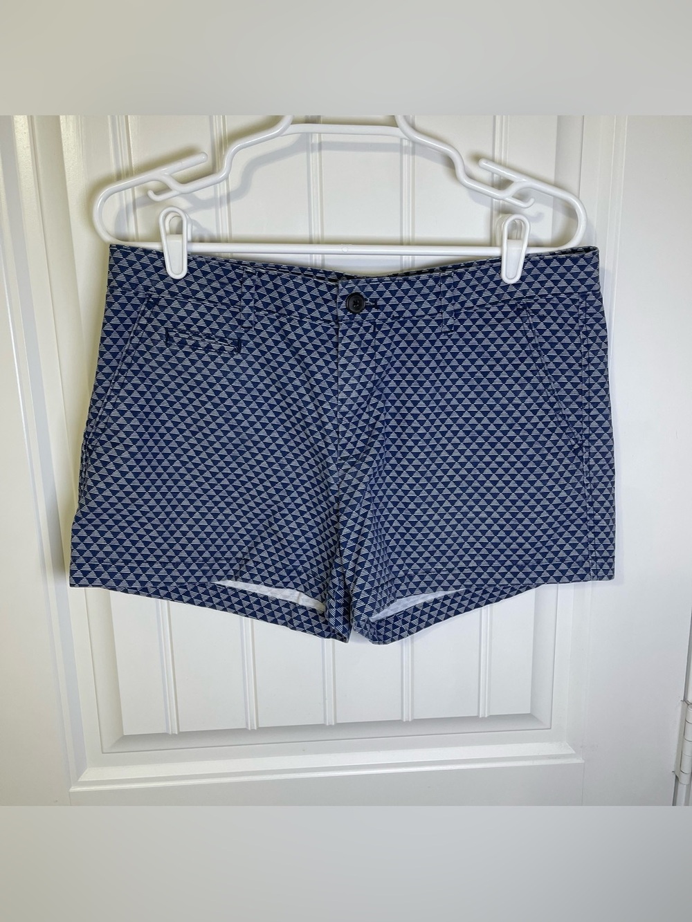 GAP Women’s 8 Reg Navy Geometric Triangle Print Shorts 5 Pockets 4” inseam